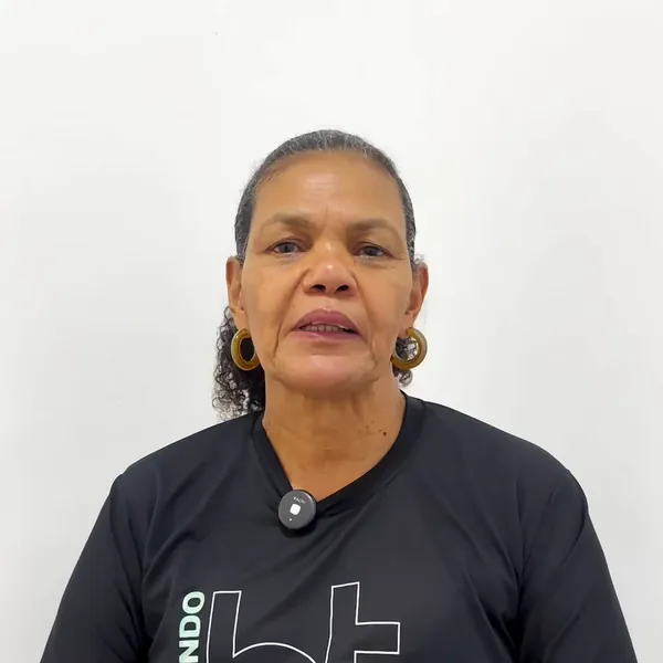 Mãe de paciente gravando depoimento sobre a Help!
